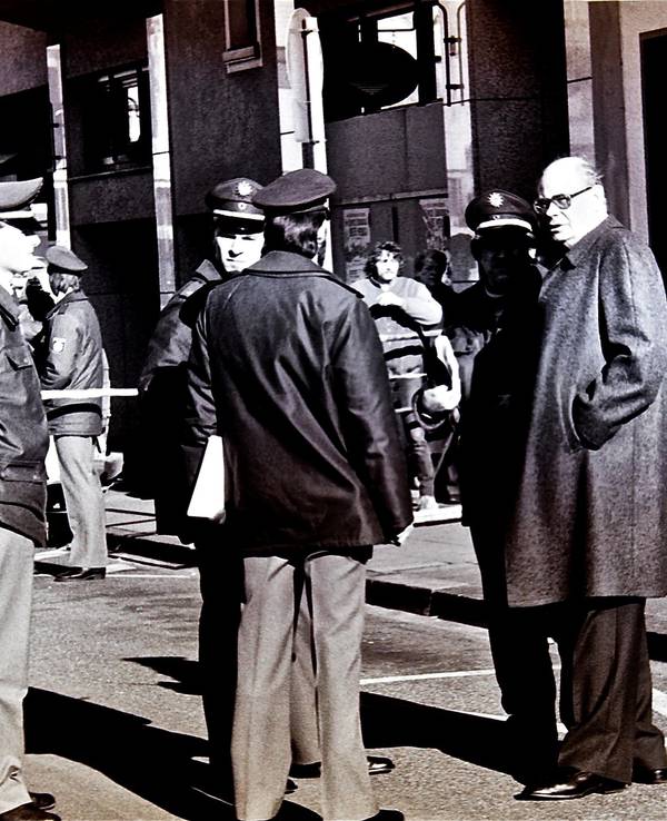 Polizeipräsident Jürgen Hosse mit weiteren Polizisten am Tatort nach dem Mord an Petra Nohl in Köln.
