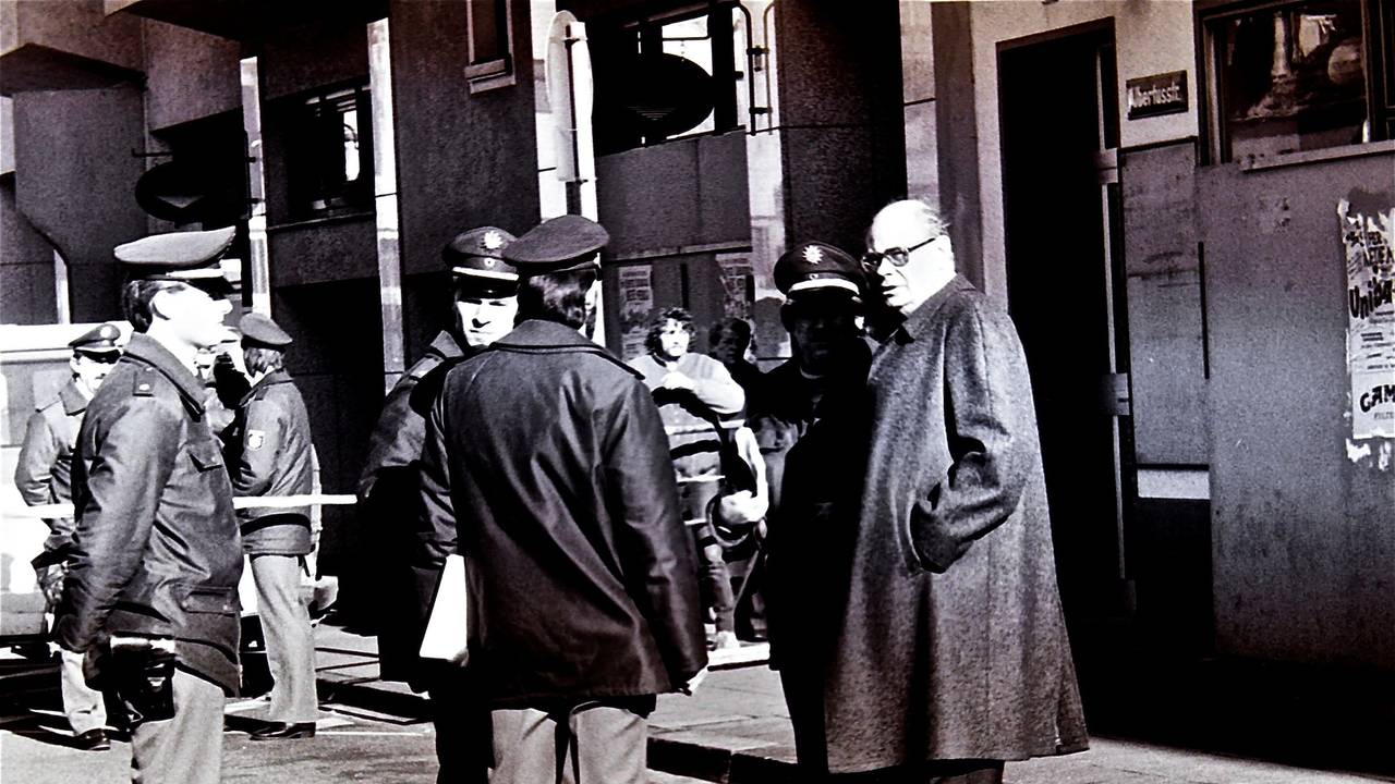 Polizeipräsident Jürgen Hosse mit weiteren Polizisten am Tatort nach dem Mord an Petra Nohl in Köln.