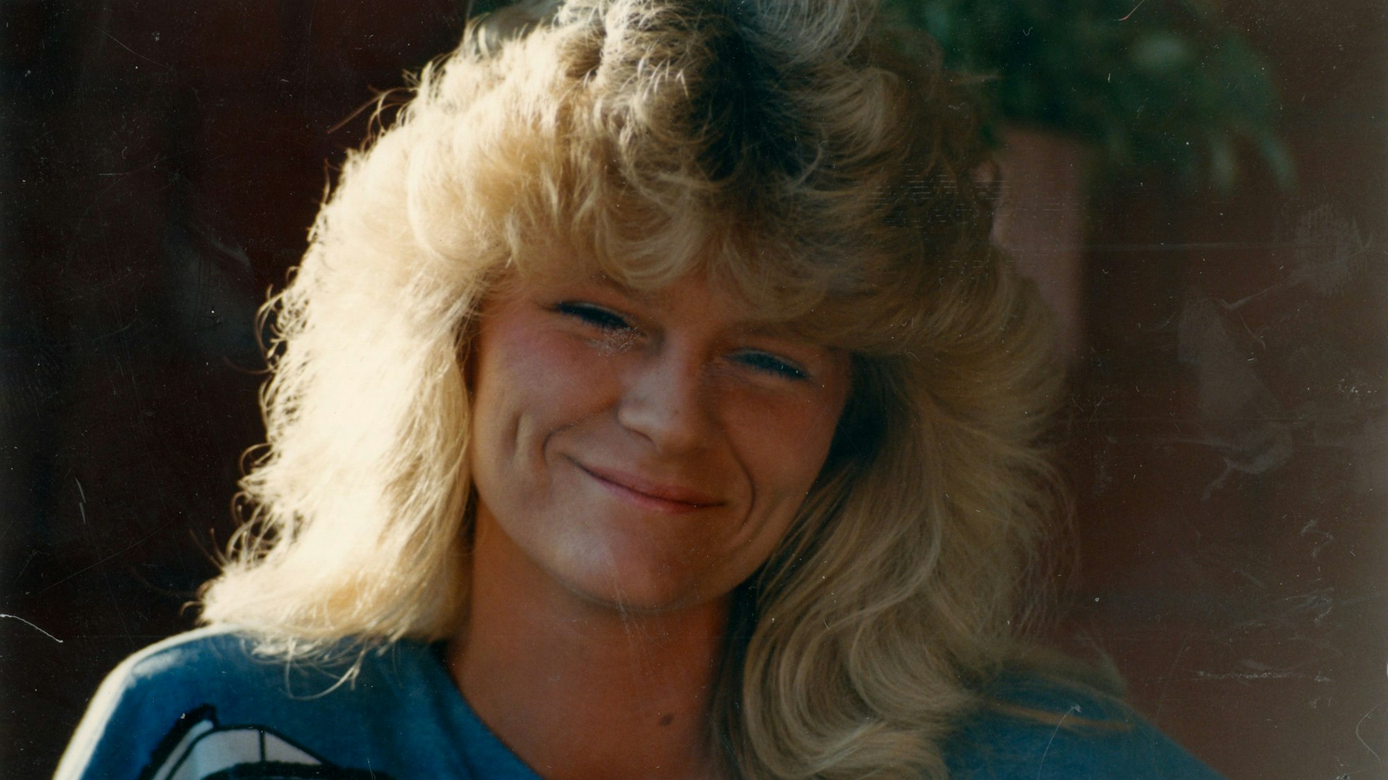 Eine junge Frau grinst in die Kamera.