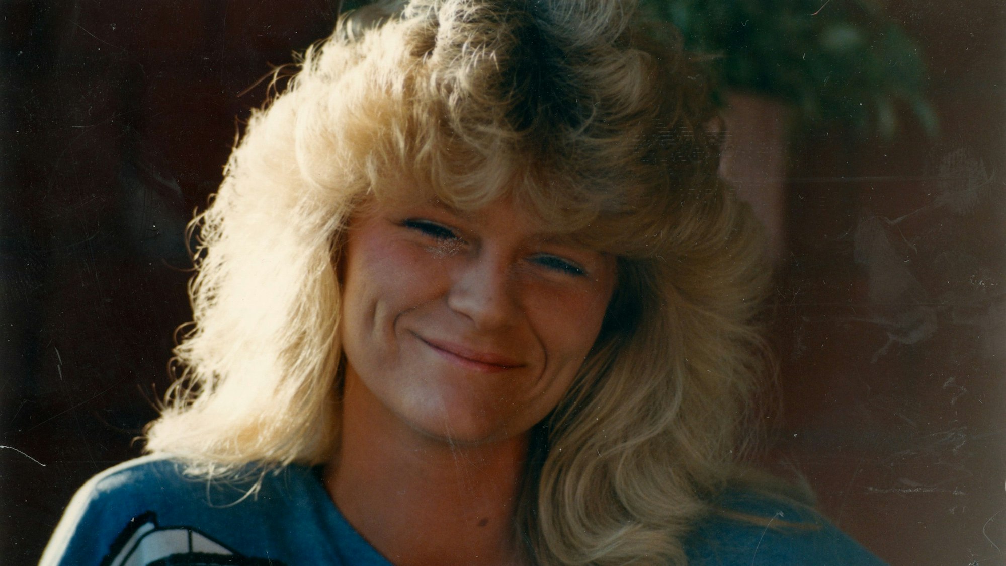 Eine junge Frau grinst in die Kamera.