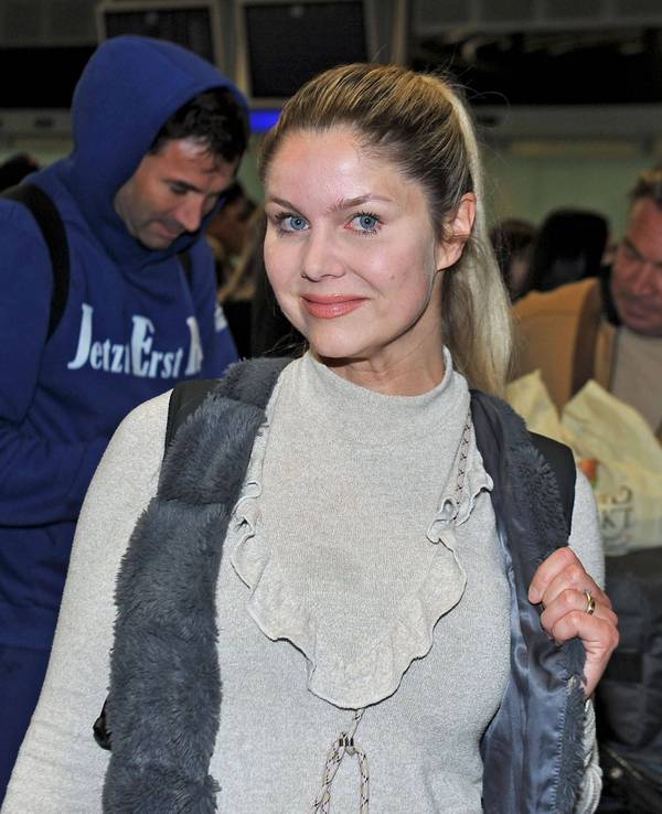 Yvonne Woelke, hier gemeinsam mit Lucas Cordalis (l.) und Peter Klein am Frankfurter Flughafen