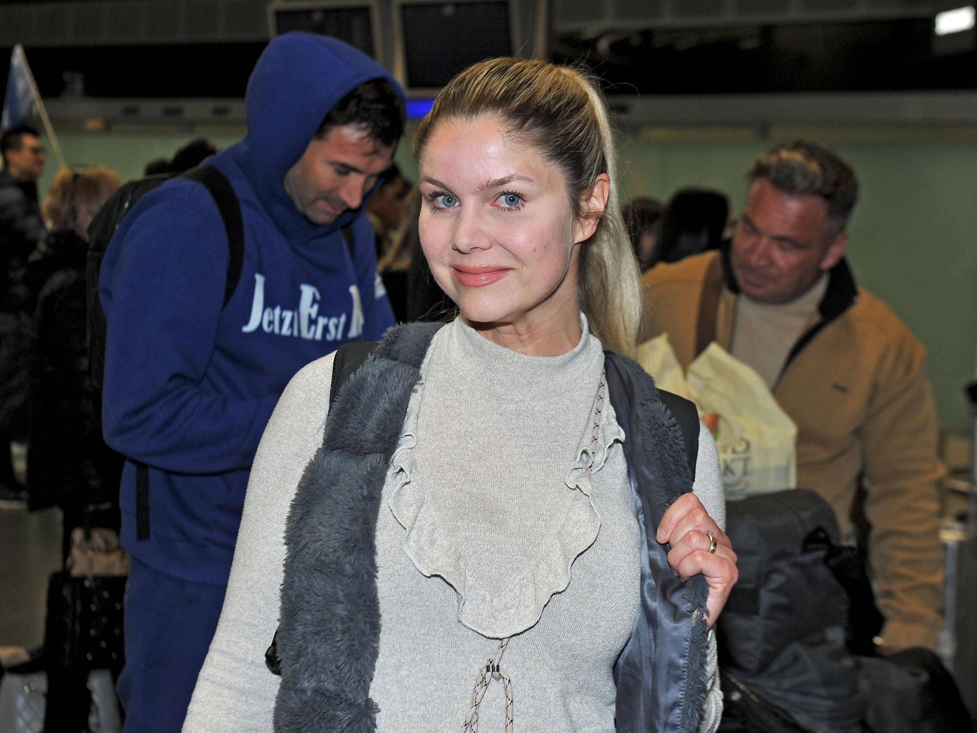 Yvonne Woelke, hier gemeinsam mit Lucas Cordalis (l.) und Peter Klein am Frankfurter Flughafen