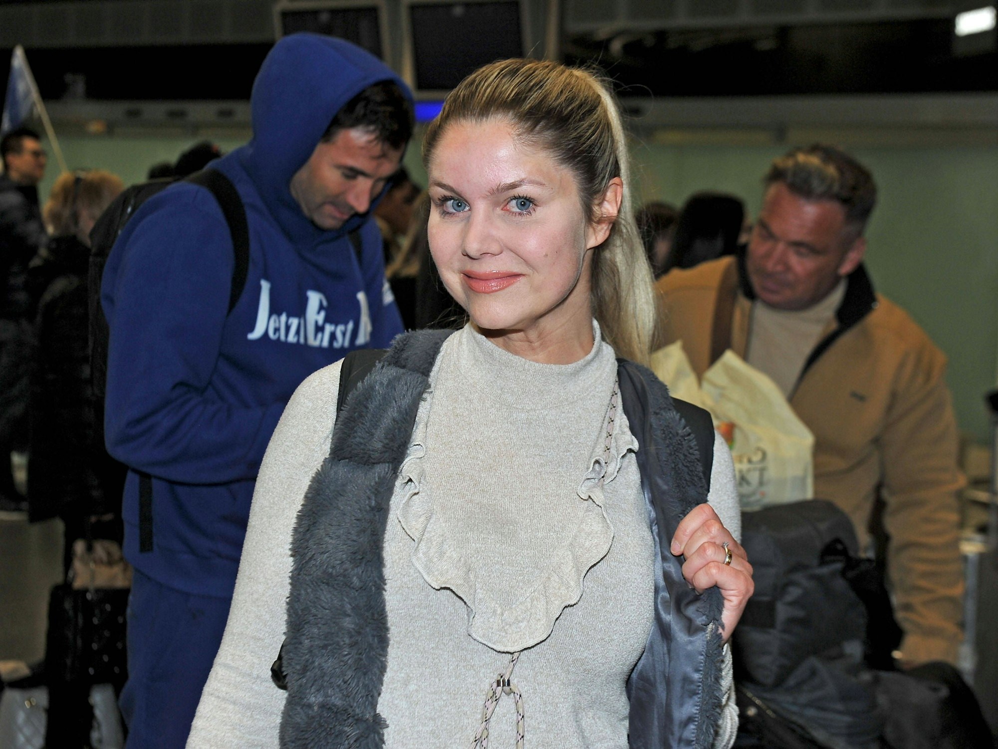 Yvonne Woelke, hier gemeinsam mit Lucas Cordalis (l.) und Peter Klein am Frankfurter Flughafen