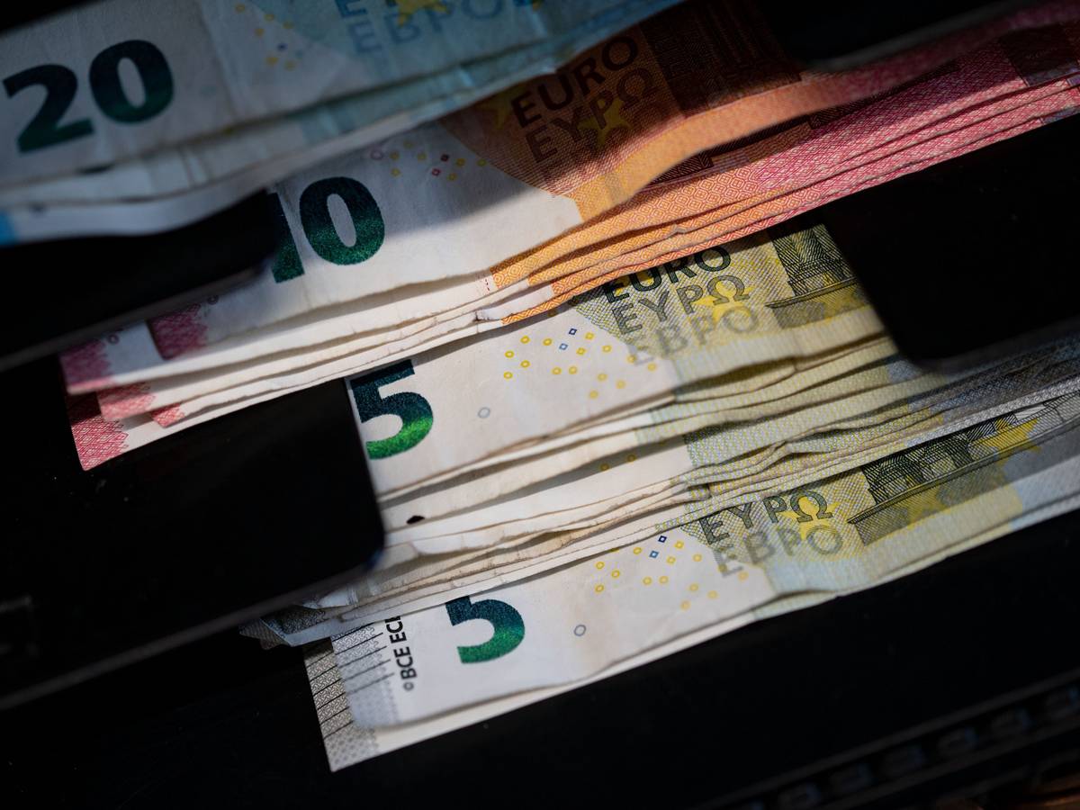 Geldscheine liegen in der Einkaufskasse eines Einzelhandelsgeschäfts.