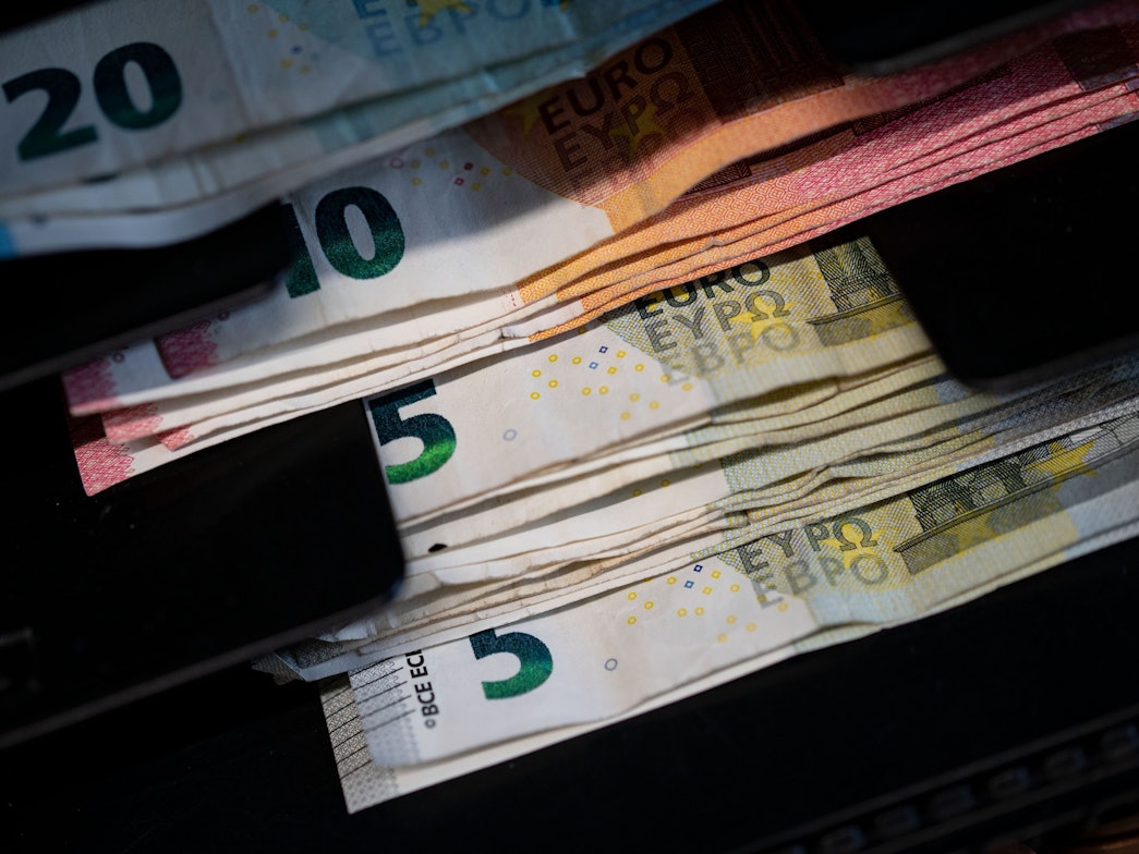 Geldscheine liegen in der Einkaufskasse eines Einzelhandelsgeschäfts.