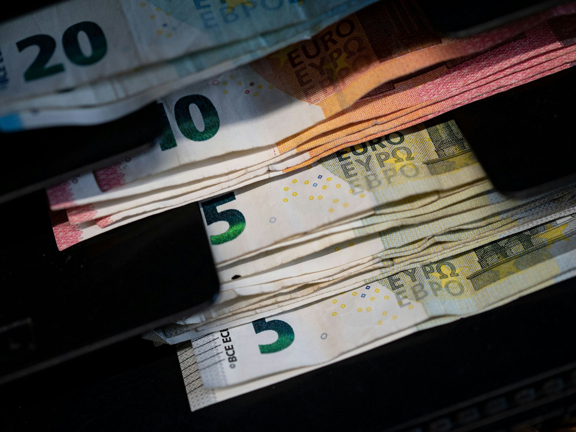 Geldscheine liegen in der Einkaufskasse eines Einzelhandelsgeschäfts.