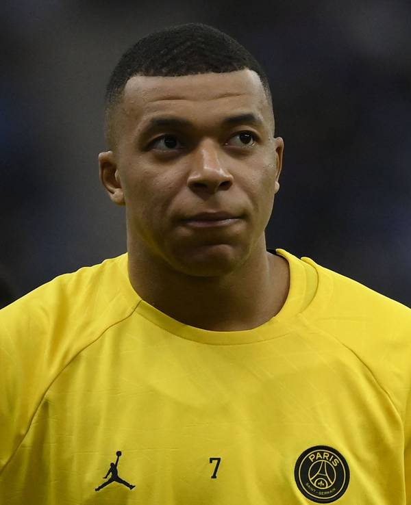 Kylian Mbappé blickt beim Aufwärmen vor einem Spiel von Paris Saint-Germain ernst drein.