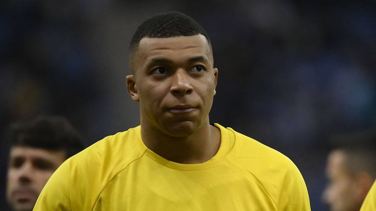Kylian Mbappé blickt beim Aufwärmen vor einem Spiel von Paris Saint-Germain ernst drein.