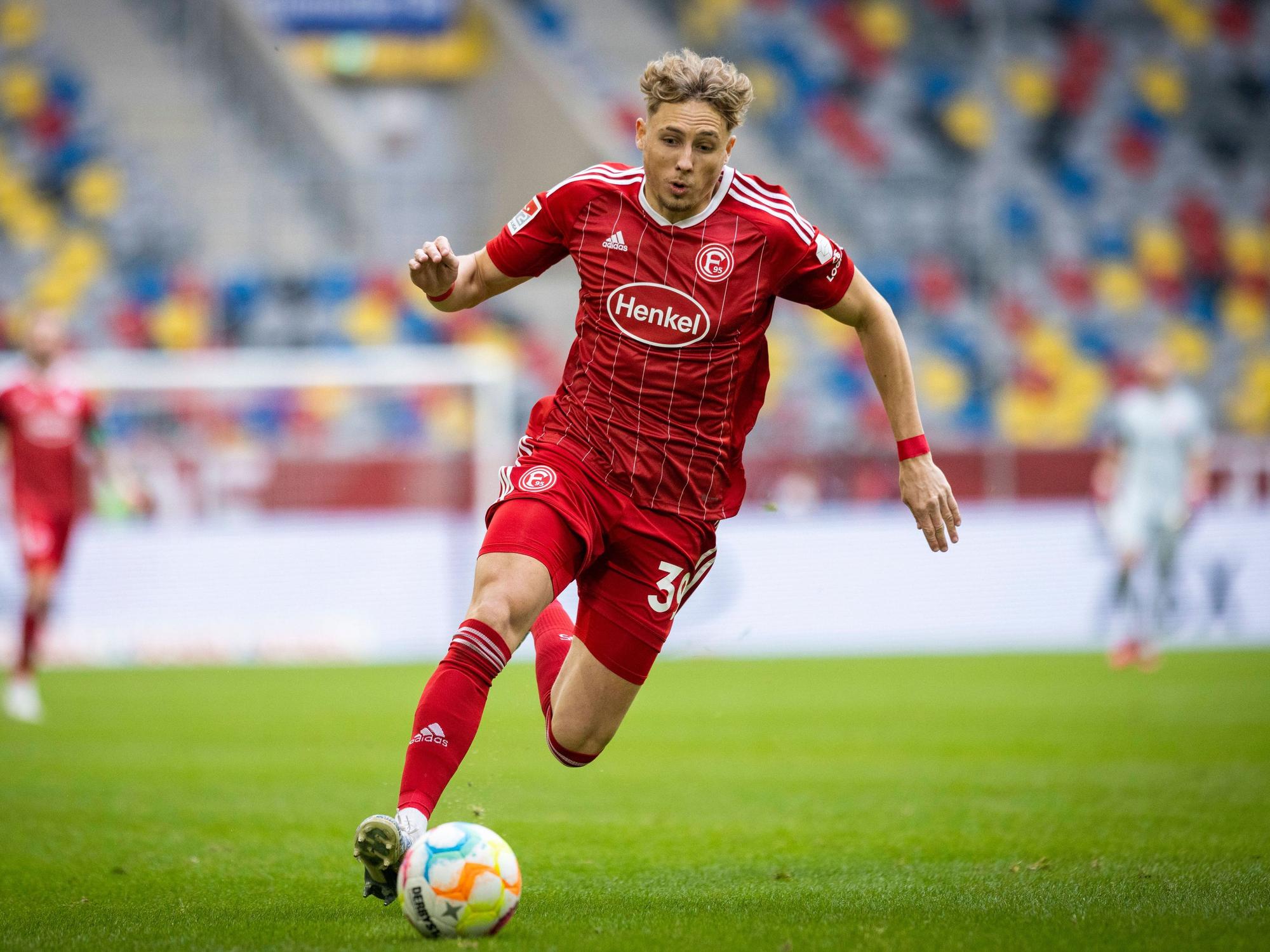 Jona Niemiec führt den Ball im Spiel gegen den SV Sandhausen.