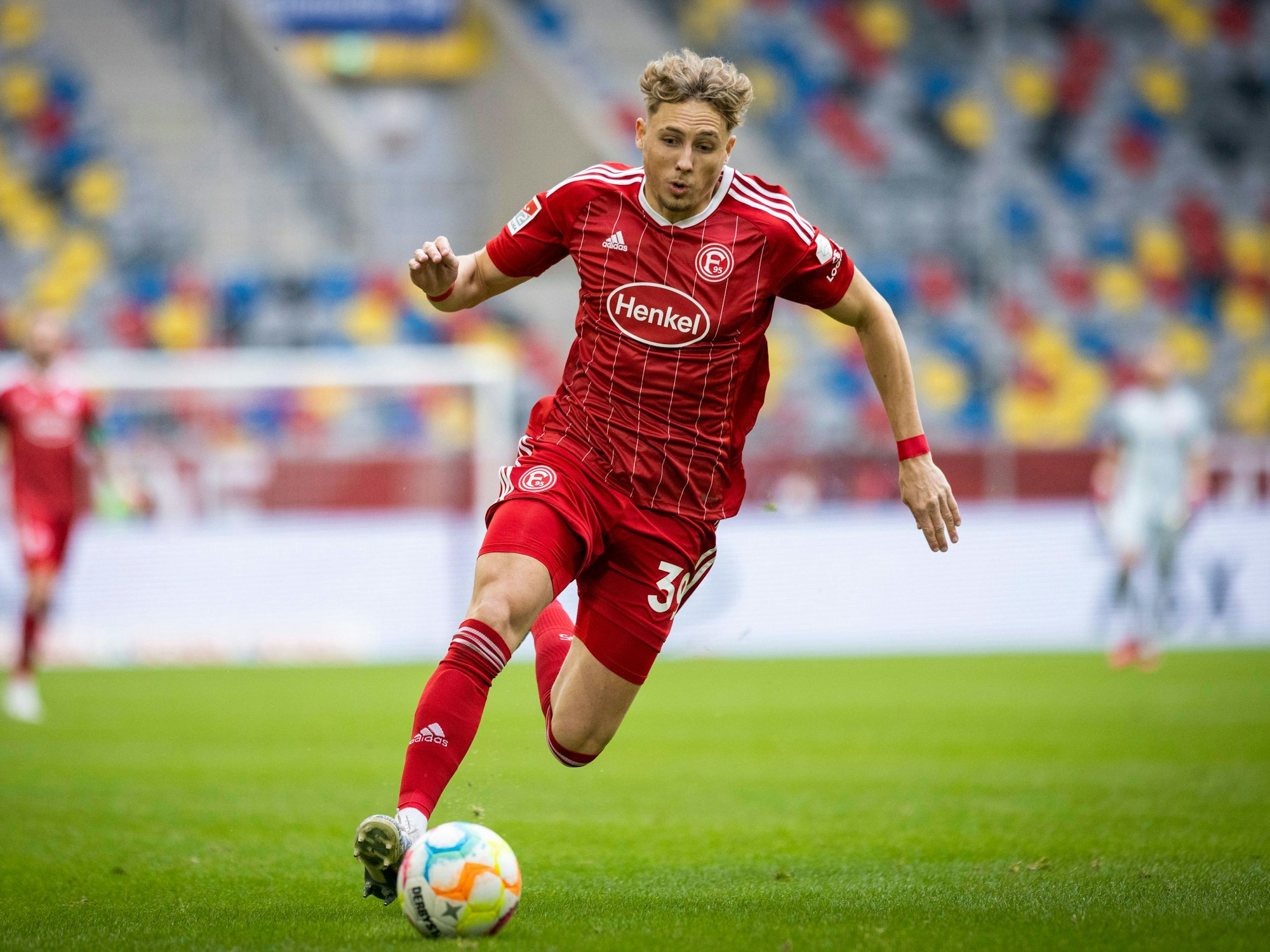 Jona Niemiec führt den Ball im Spiel gegen den SV Sandhausen.