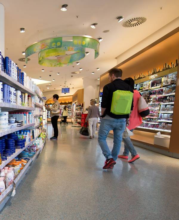Kunden gehen durch einen Drogeriemarkt dm in Stuttgart (Baden-Württemberg).