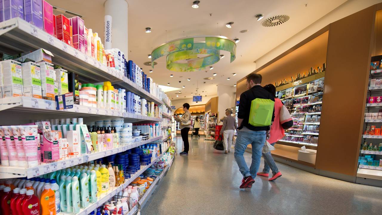 Kunden gehen durch einen Drogeriemarkt dm in Stuttgart (Baden-Württemberg).