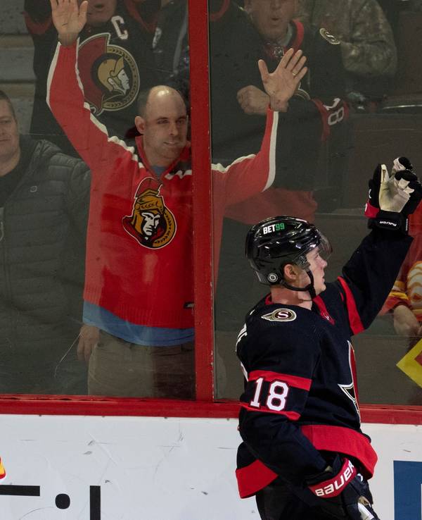 Tim Stützle jubelt nach einem Treffer für die Ottawa Senators in der NHL mit den Fans.