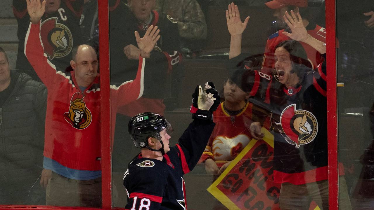 Tim Stützle jubelt nach einem Treffer für die Ottawa Senators in der NHL mit den Fans.