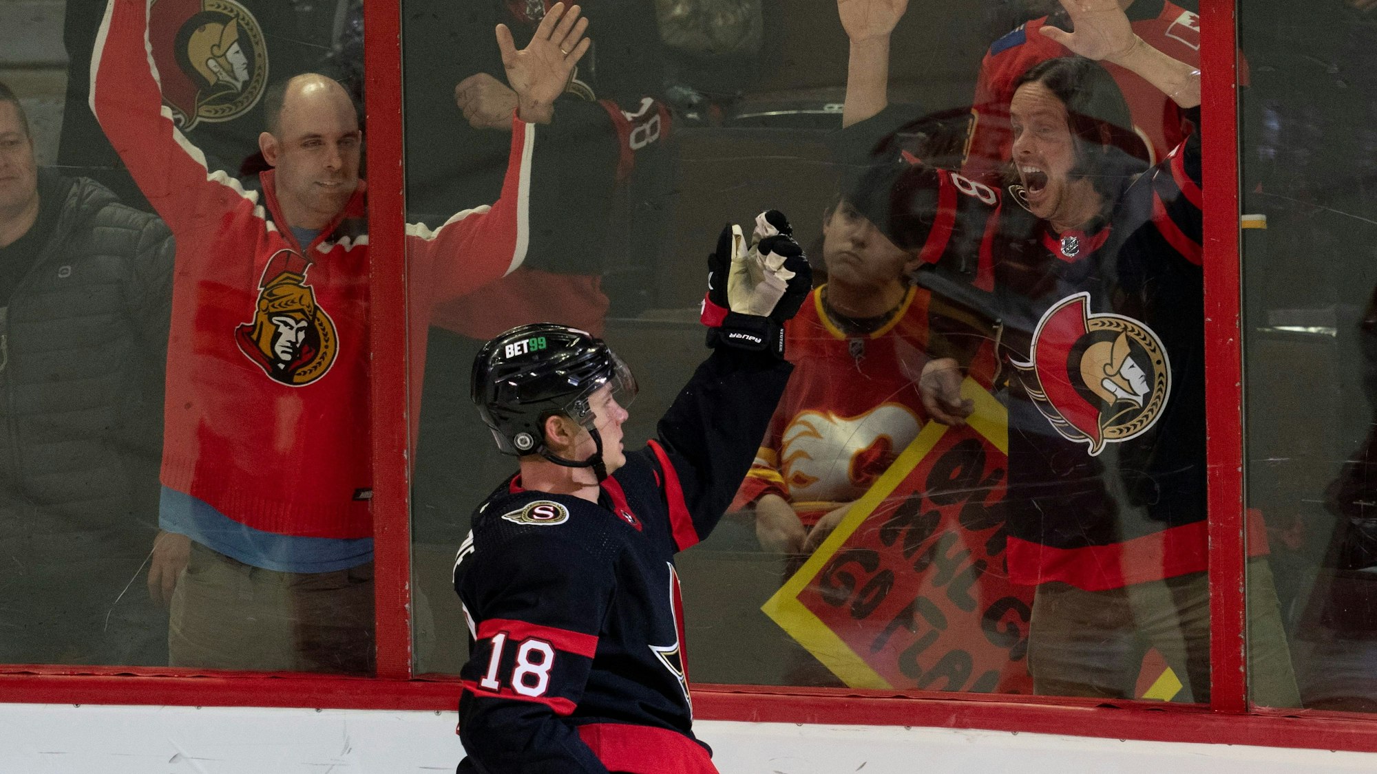 Tim Stützle jubelt nach einem Treffer für die Ottawa Senators in der NHL mit den Fans.