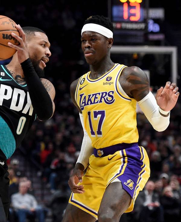 Dennis Schröder unterliegt mit den Los Angeles Lakers bei den Portland Trail Blazers. Hier kann er Damian Lillard nicht stoppen.