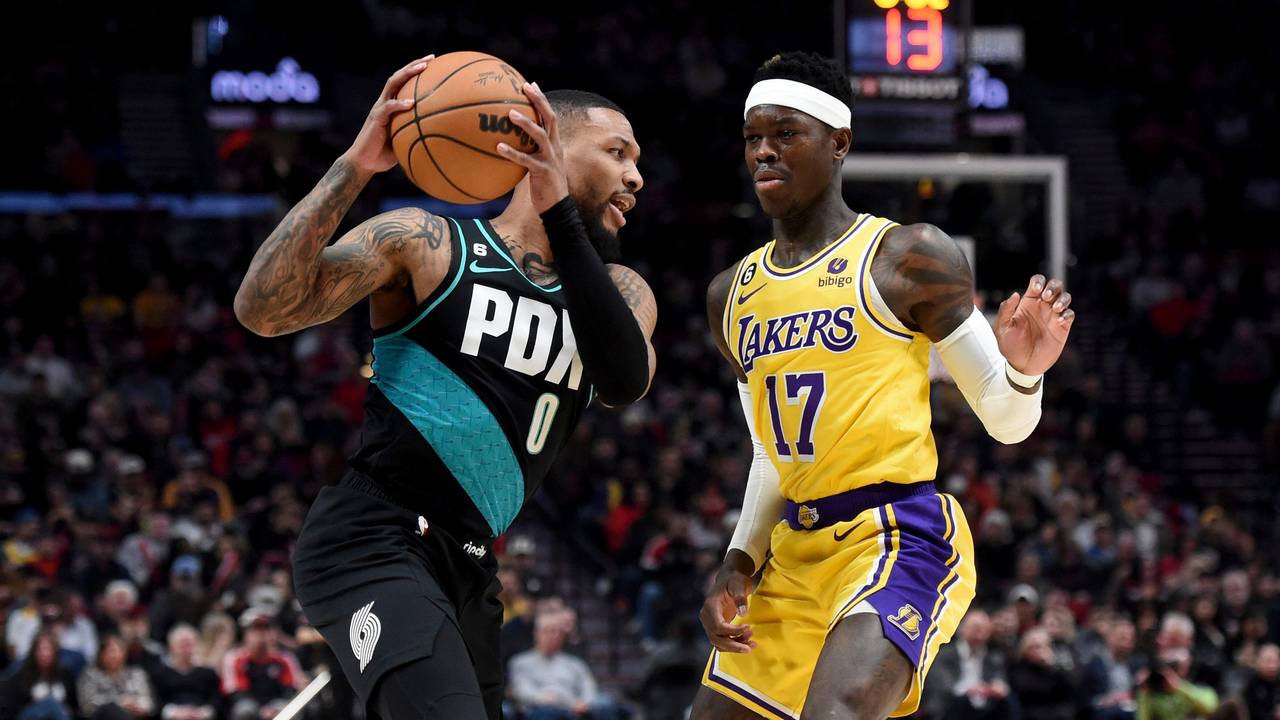 Dennis Schröder unterliegt mit den Los Angeles Lakers bei den Portland Trail Blazers. Hier kann er Damian Lillard nicht stoppen.