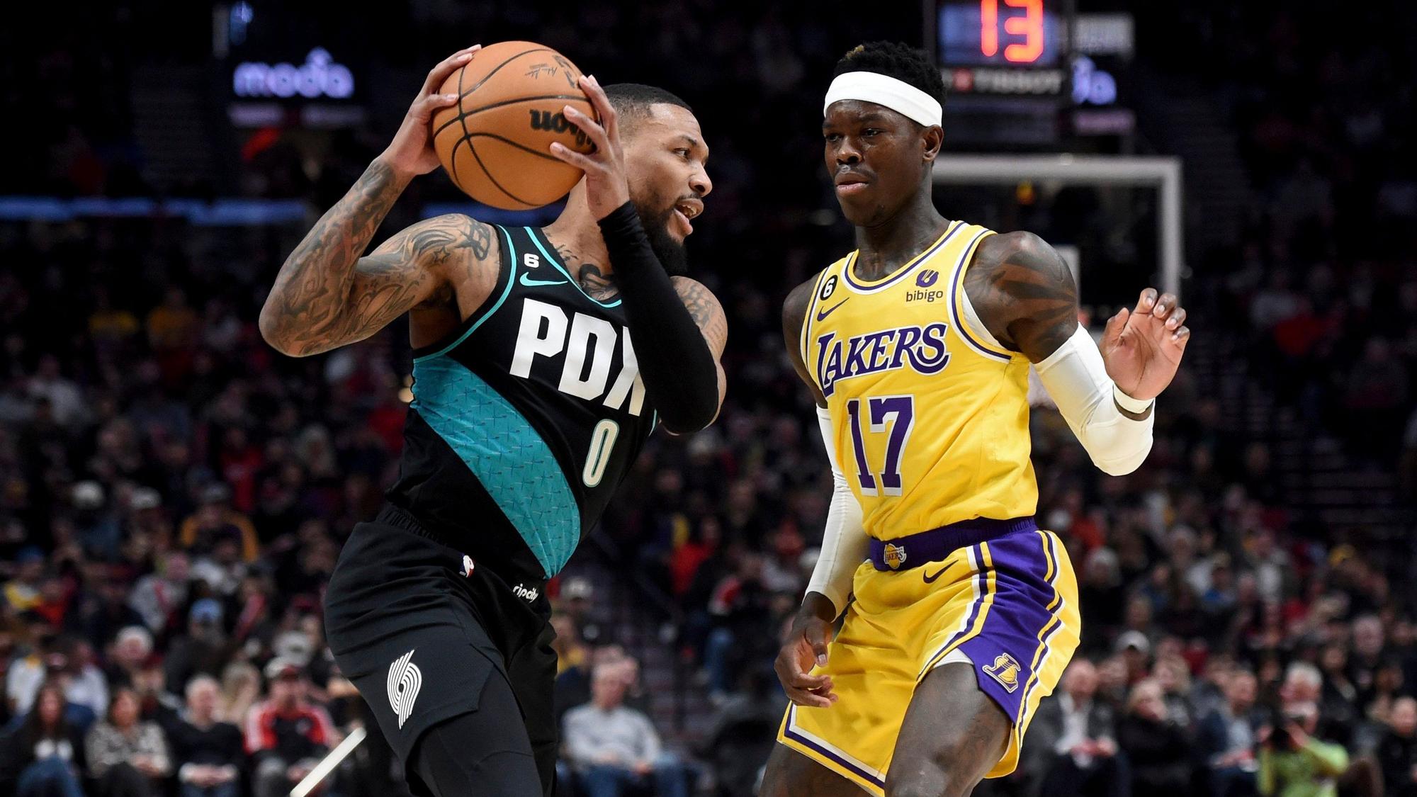 Dennis Schröder unterliegt mit den Los Angeles Lakers bei den Portland Trail Blazers. Hier kann er Damian Lillard nicht stoppen.