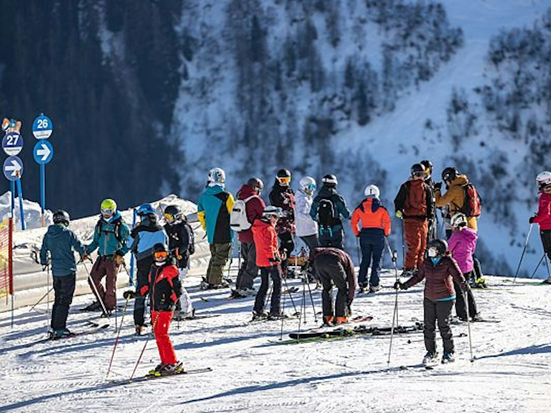 Skifahrer stehen an einer Piste in Südtirol.