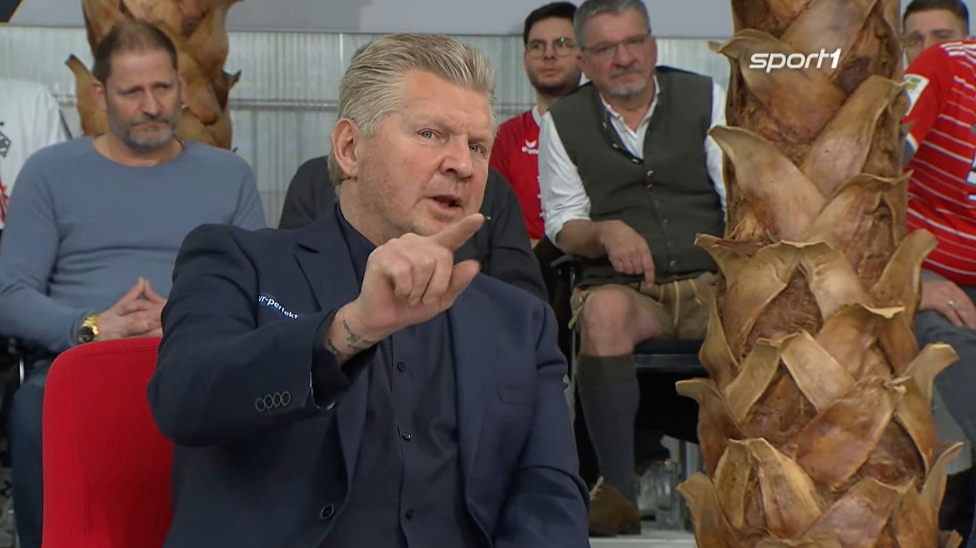 Stefan Effenberg gestikuliert im Doppelpass auf Sport1