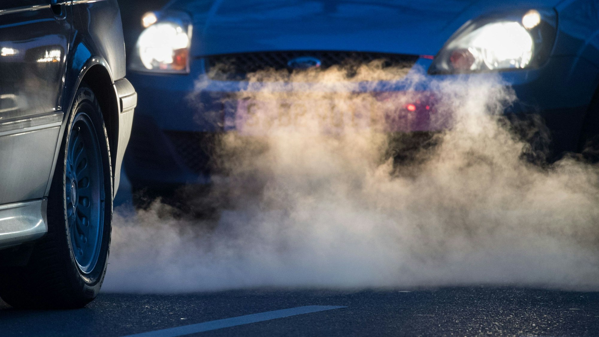 Abgase kommen aus dem Auspuff eines Autos. Ab 2035 sollen in der EU keine neuen Pkw mit Verbrenner-Motor mehr zugelassen werden.