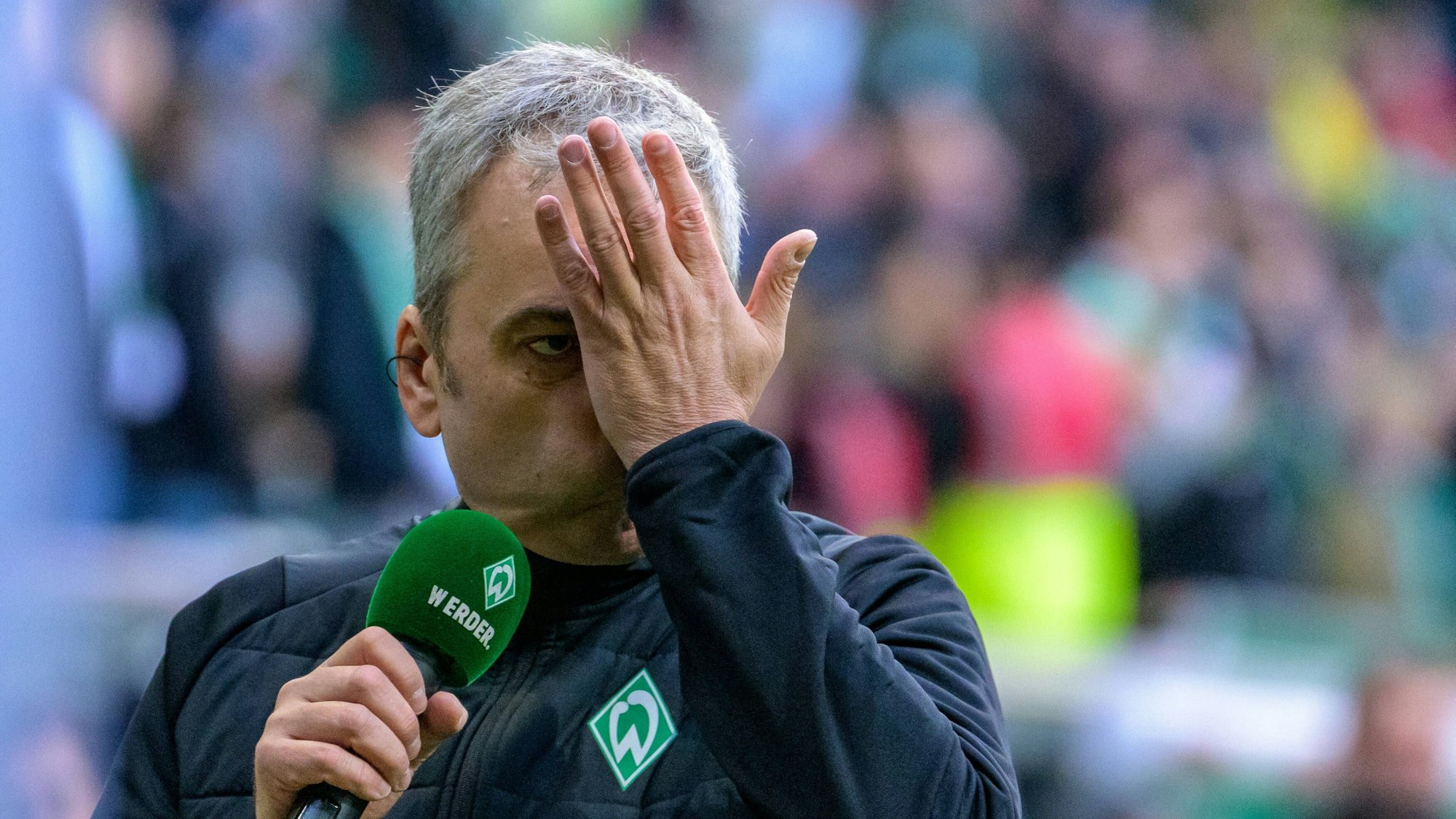 Arnd Zeigler, Stadionsprecher von Werder Bremen, macht ein lustiges Gesicht.