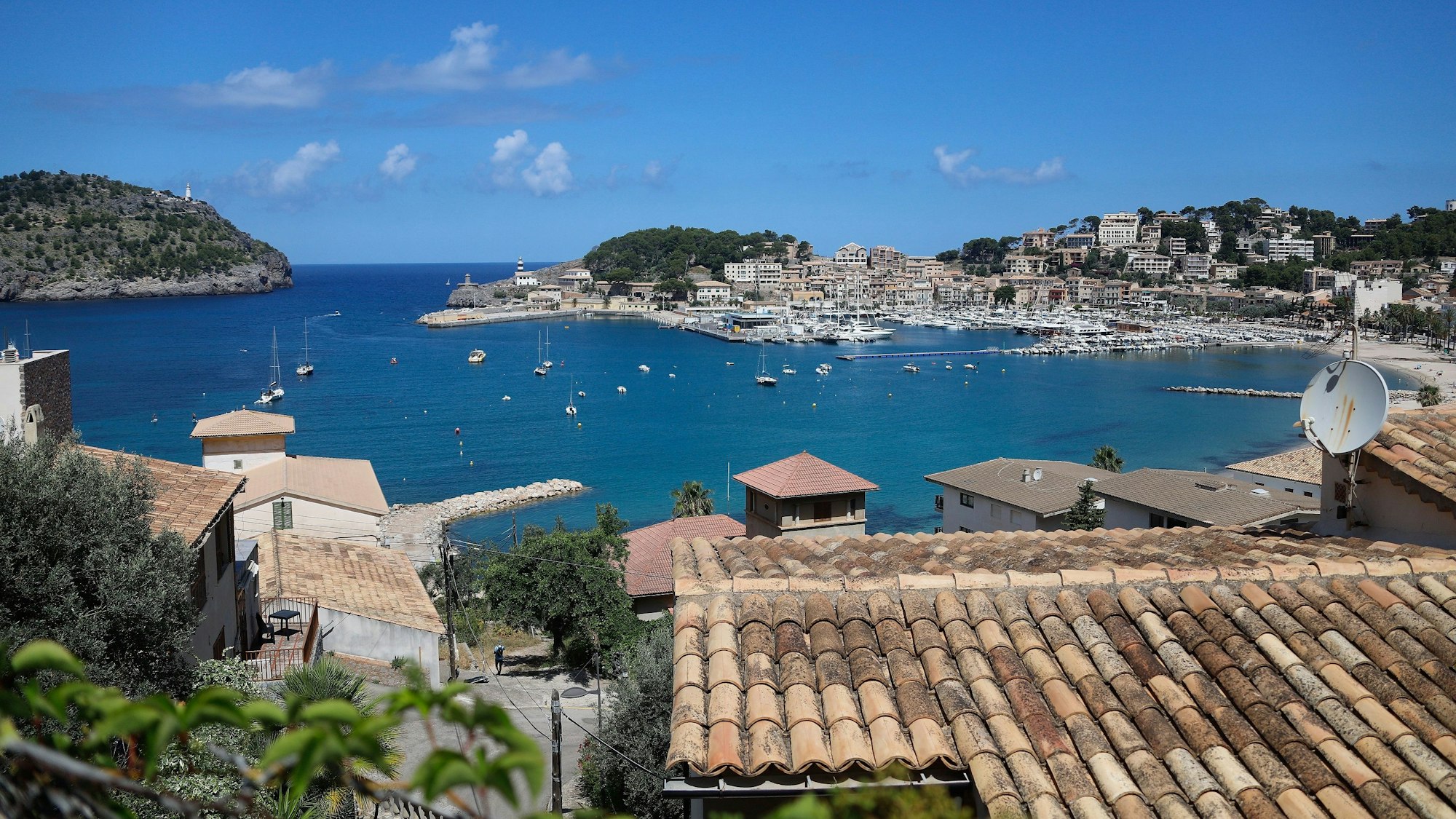 Das undatierte Foto zeigt den Ausblick auf ein mallorquinisches Dorf in einer Bucht. Auf dem Meer befinden sich Schiffe, der Himmel ist blau.