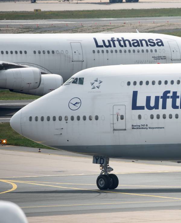 Zwei Flugzeuge der Lufthansa rollen am Flughafen Frankfurt an die Startbahn.