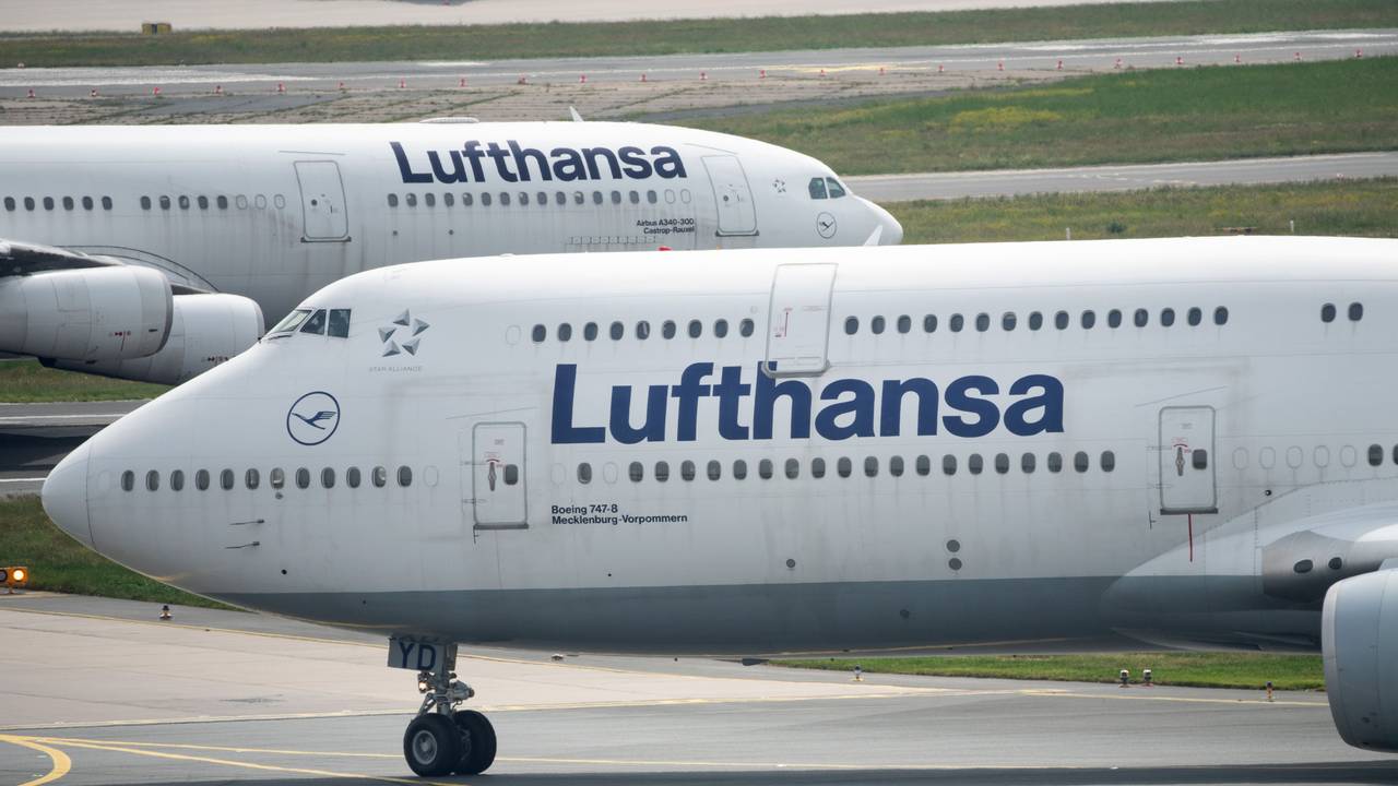Zwei Flugzeuge der Lufthansa rollen am Flughafen Frankfurt an die Startbahn.