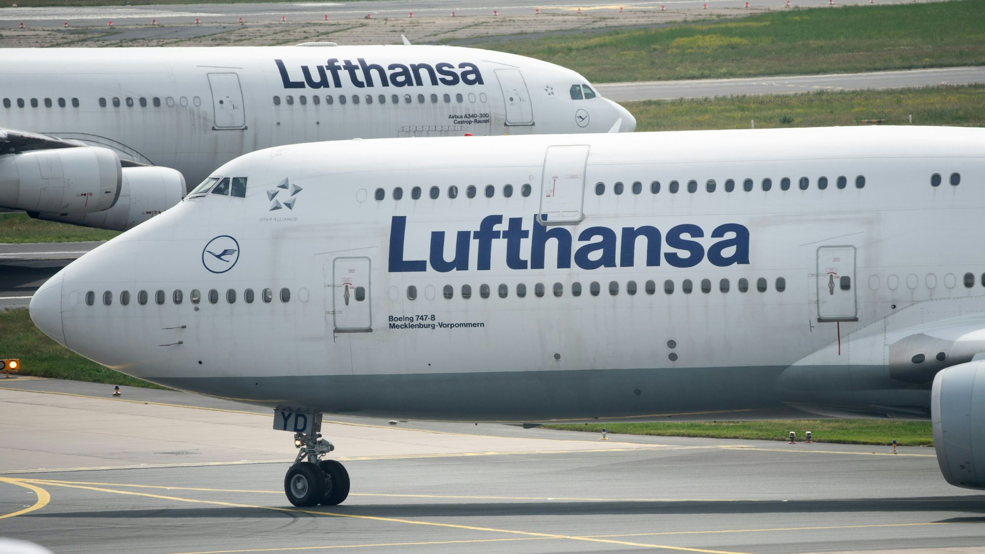 Zwei Flugzeuge der Lufthansa rollen am Flughafen Frankfurt an die Startbahn.