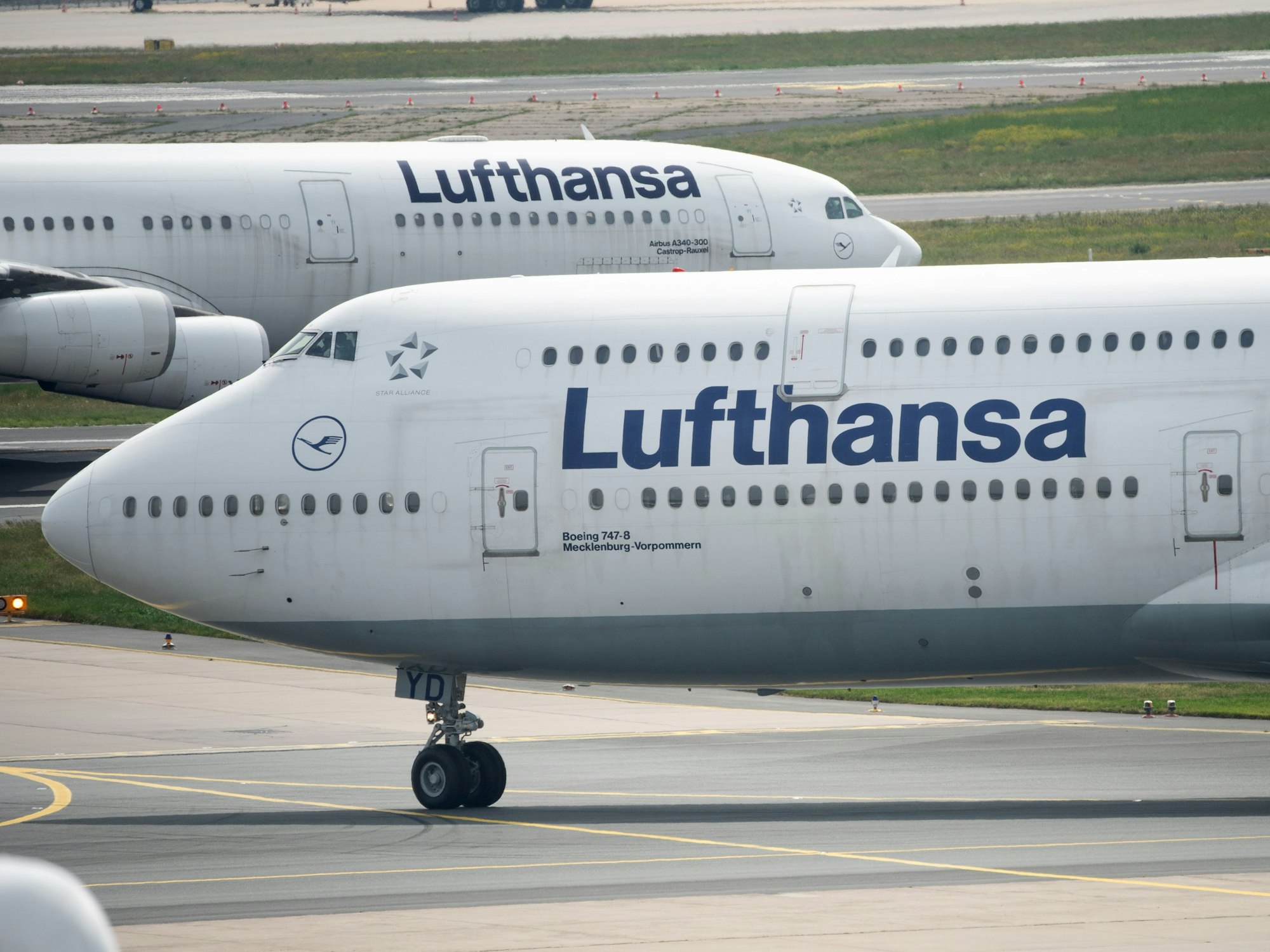 Lufthansa bietet für seine exklusive Kundschaft unglaubliche Luxus-Flüge an. Hier eine Boeing 747-8 in Frankfurt.