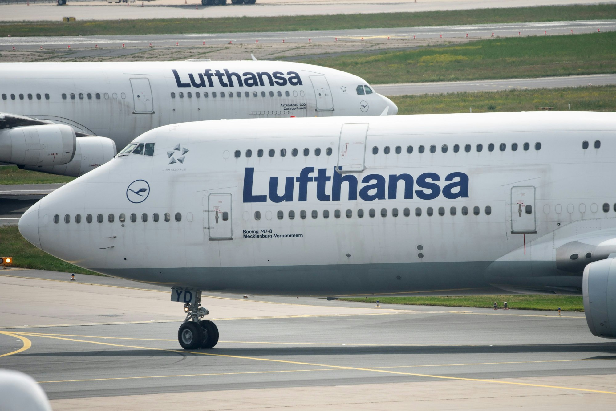 Zwei Flugzeuge der Lufthansa rollen am Flughafen Frankfurt an die Startbahn.