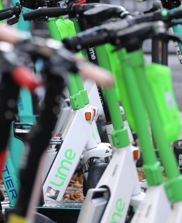 Viele E-Scooter unterschiedlicher Anbieter stehen nebeneinander.