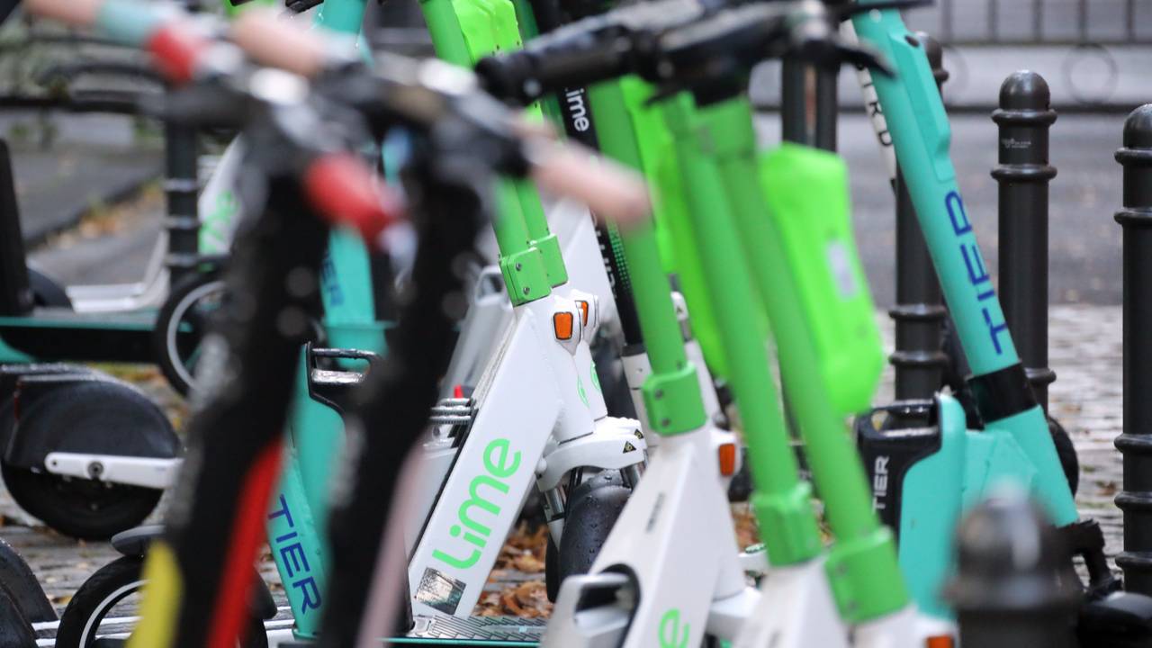 Viele E-Scooter unterschiedlicher Anbieter stehen nebeneinander.