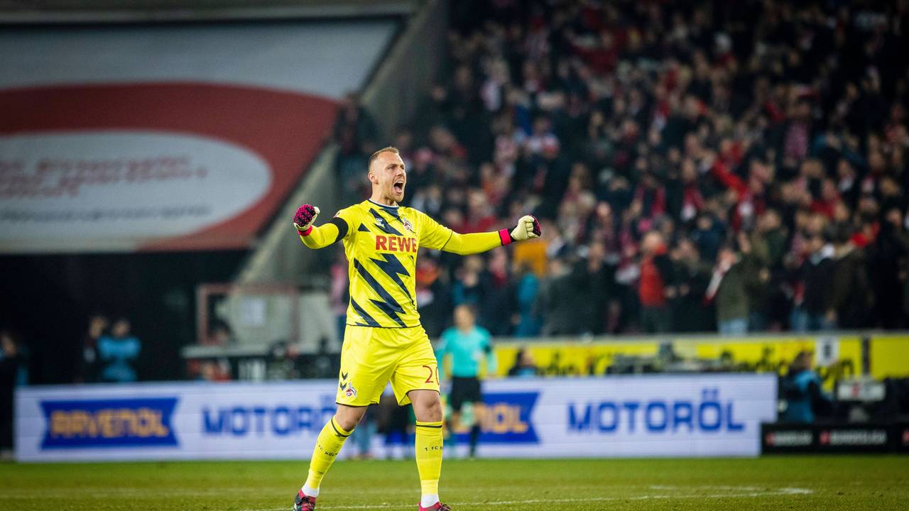 Marvin Schwäbe jubelt auf dem Platz.