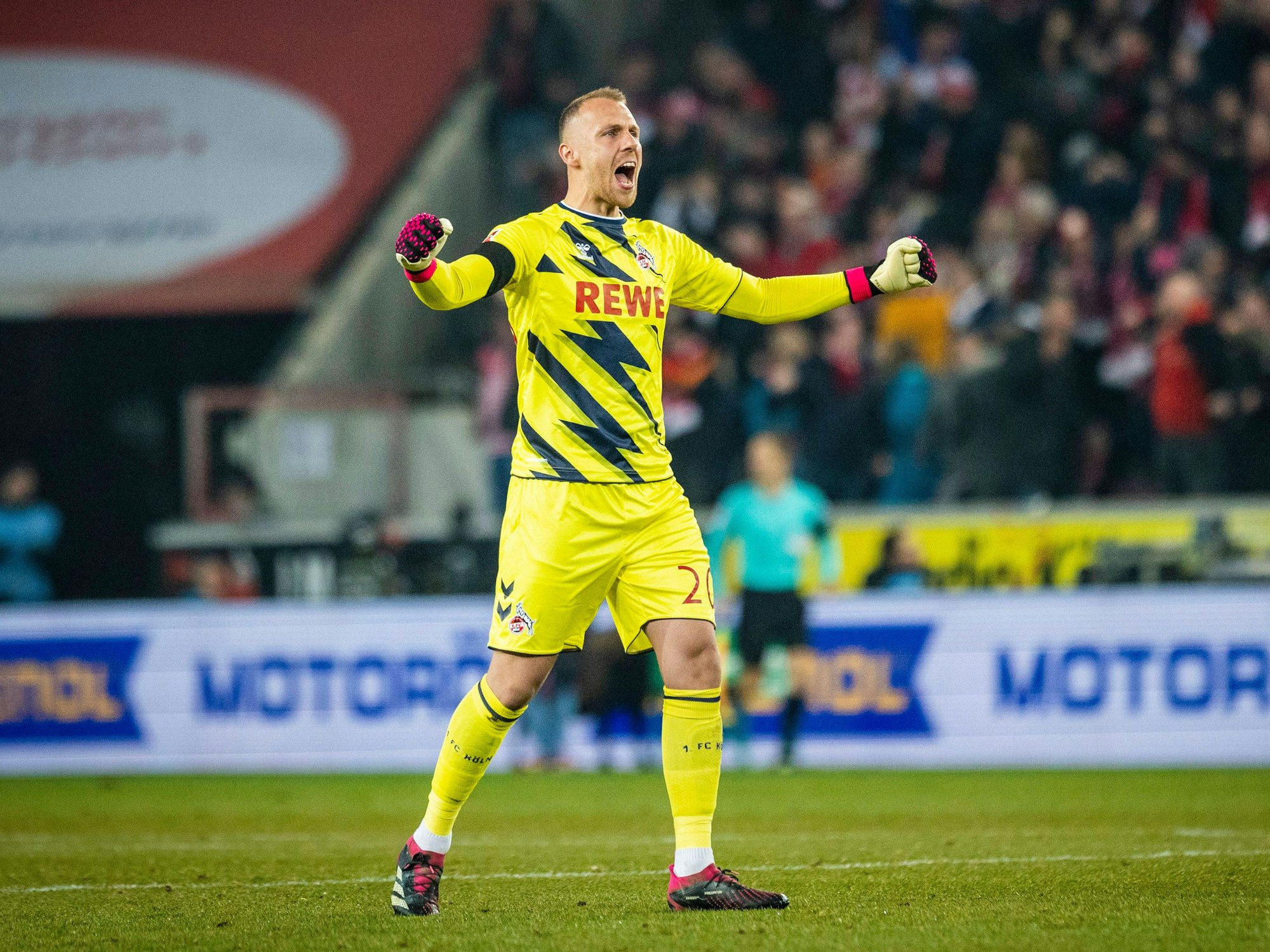 Marvin Schwäbe jubelt auf dem Platz.