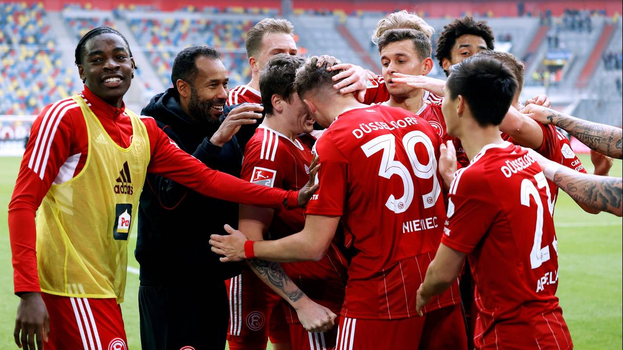 Die Spieler und Trainer Daniel Thioune von Fortuna Düsseldorf jubeln über ein Tor im Spiel gegen den SV Sandhausen.