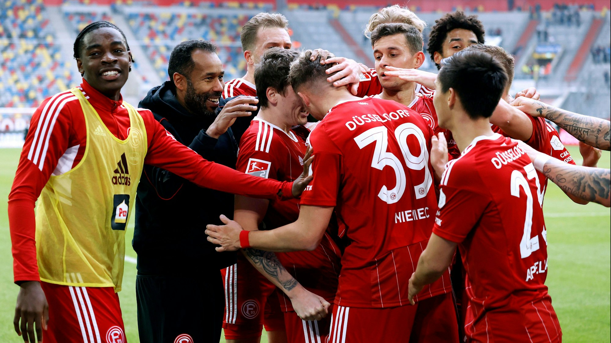 Die Spieler und Trainer Daniel Thioune von Fortuna Düsseldorf jubeln über ein Tor im Spiel gegen den SV Sandhausen.
