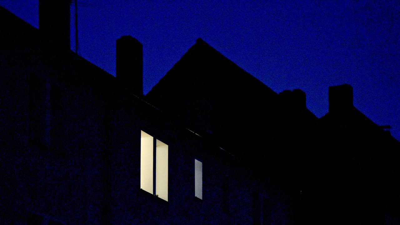 Zeugen hatten beobachtet, wie der Junge auf dem Dach herumkletterte. Unser Symbolfoto zeigt Licht in einer Wohnung im obersten Stock eines Hauses.