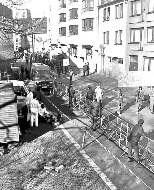 Am 14. Februar 1988 wurde Petra Nohl in Köln getötet. Im Verlauf des Tages zog ein Karnevalszug am Tatort vorbei.
