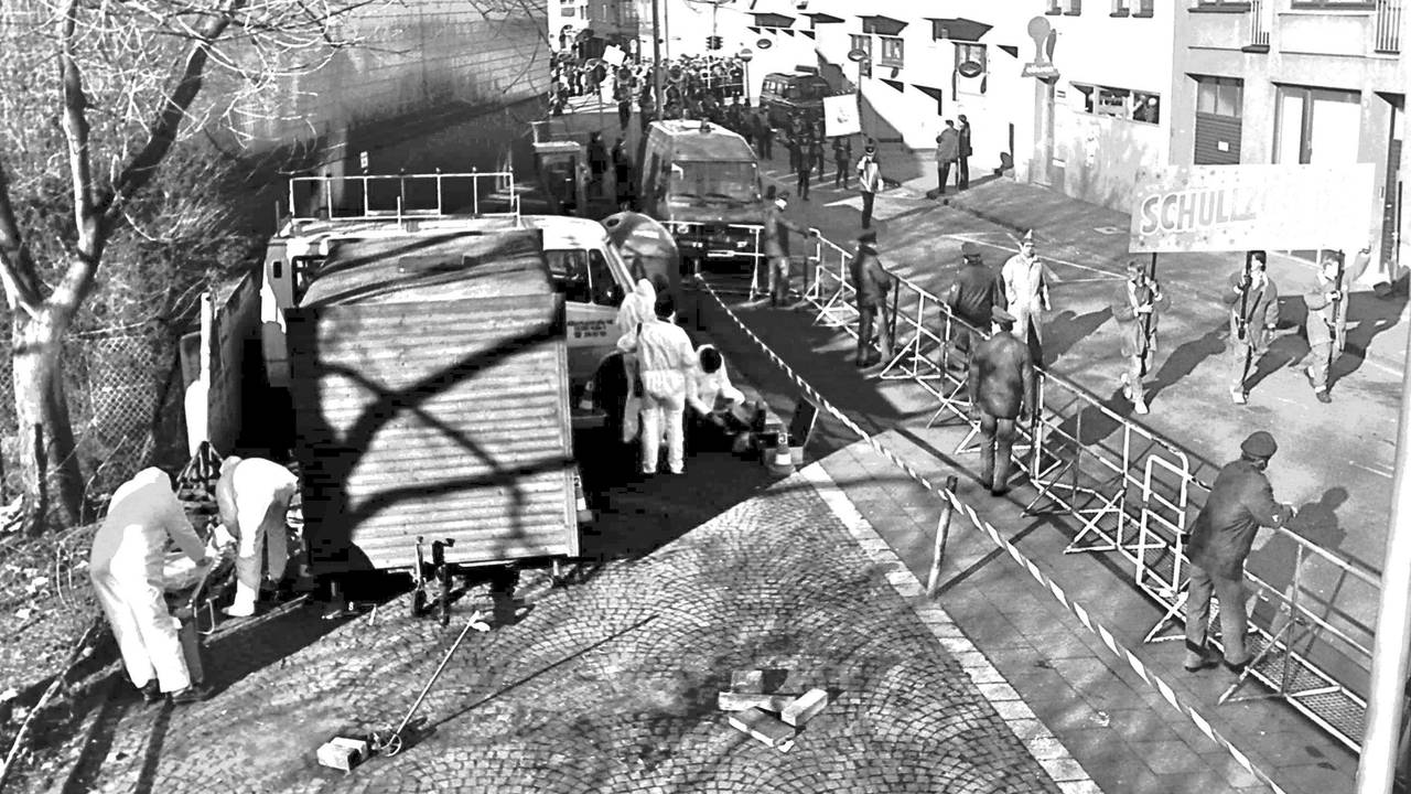 Am 14. Februar 1988 wurde Petra Nohl in Köln getötet. Im Verlauf des Tages zog ein Karnevalszug am Tatort vorbei.