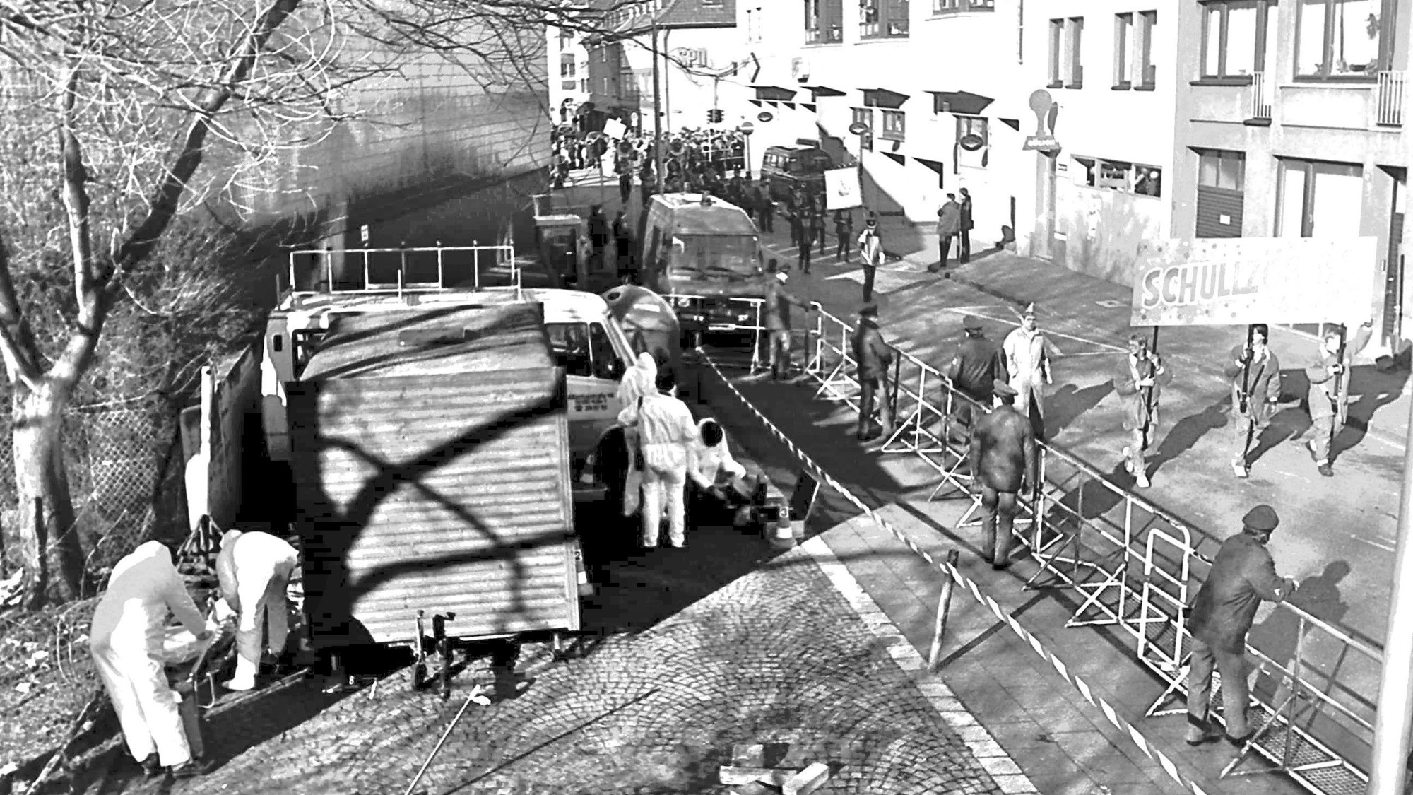 Am 14. Februar 1988 wurde Petra Nohl in Köln getötet. Im Verlauf des Tages zog ein Karnevalszug am Tatort vorbei.