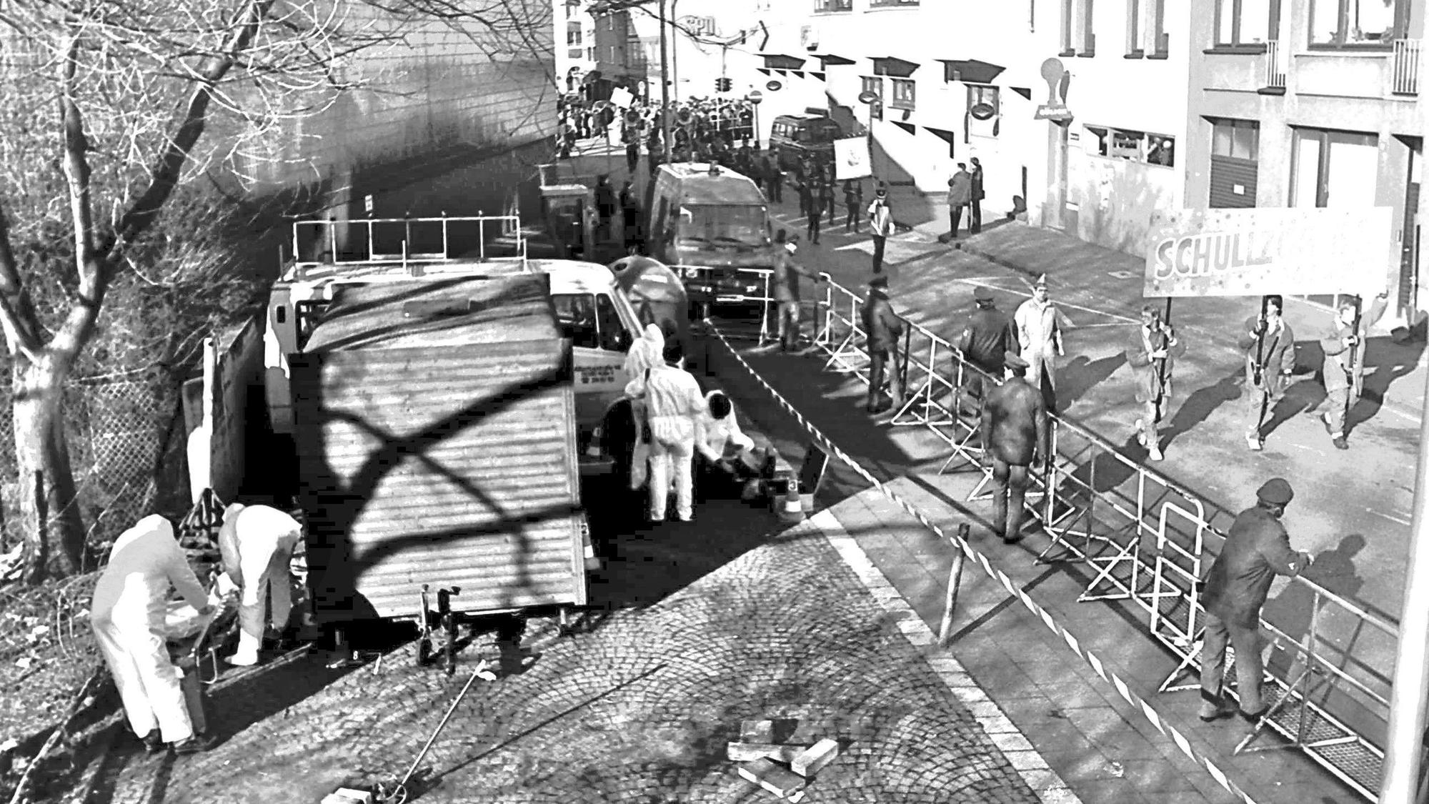 Am 14. Februar 1988 wurde Petra Nohl in Köln getötet. Im Verlauf des Tages zog ein Karnevalszug am Tatort vorbei.