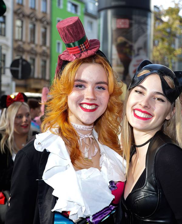 Zwei Jecke beim Sessionsauftakt am 11.11. auf der Zülpicher Straße.