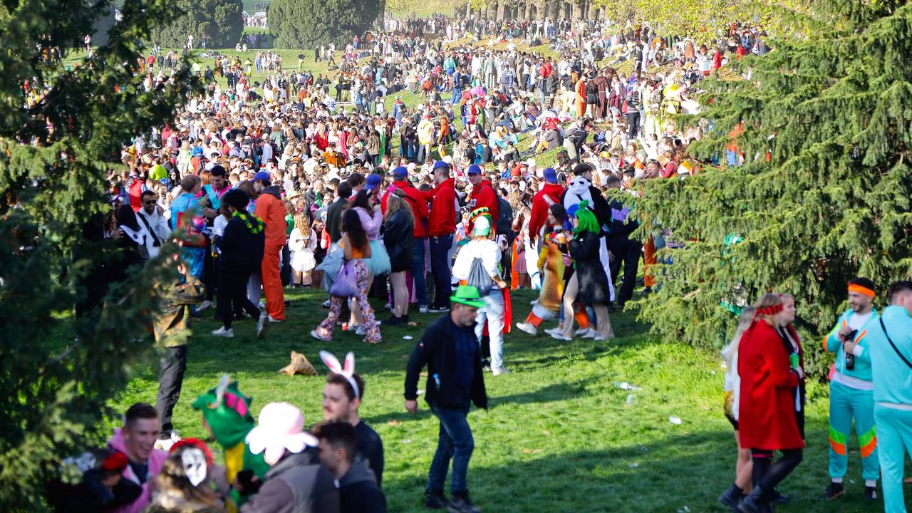 Sessionsauftakt am 11.11.2022 in Köln – Feiernde auf der Uniwiese.