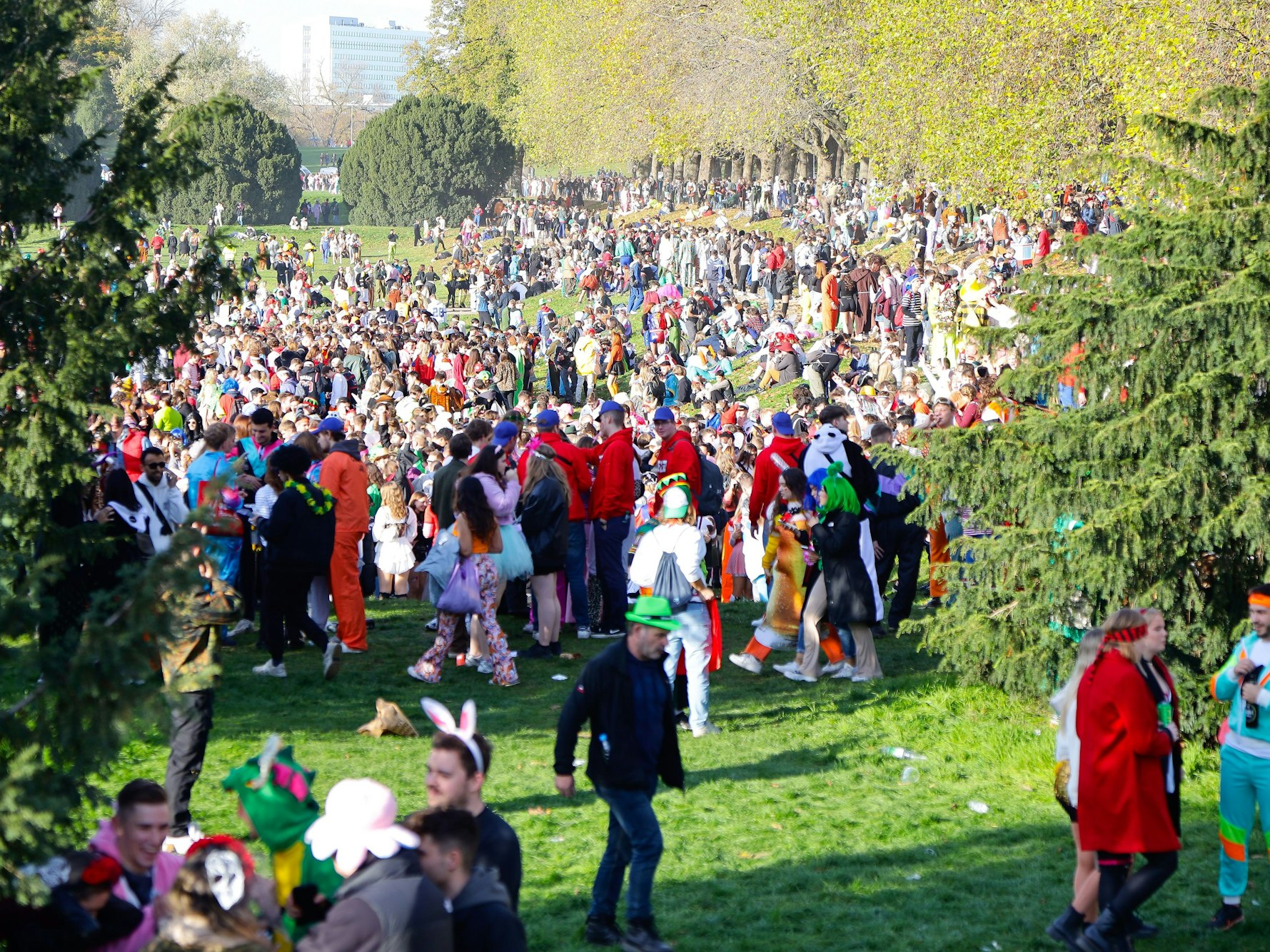 Sessionsauftakt am 11.11.2022 in Köln – Feiernde auf der Uniwiese.