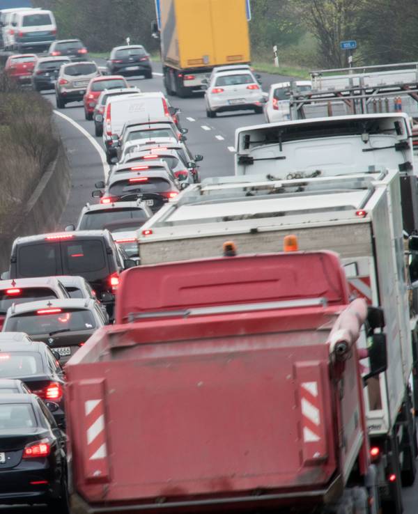 Autos stauen sich auf der Autobahn 57.