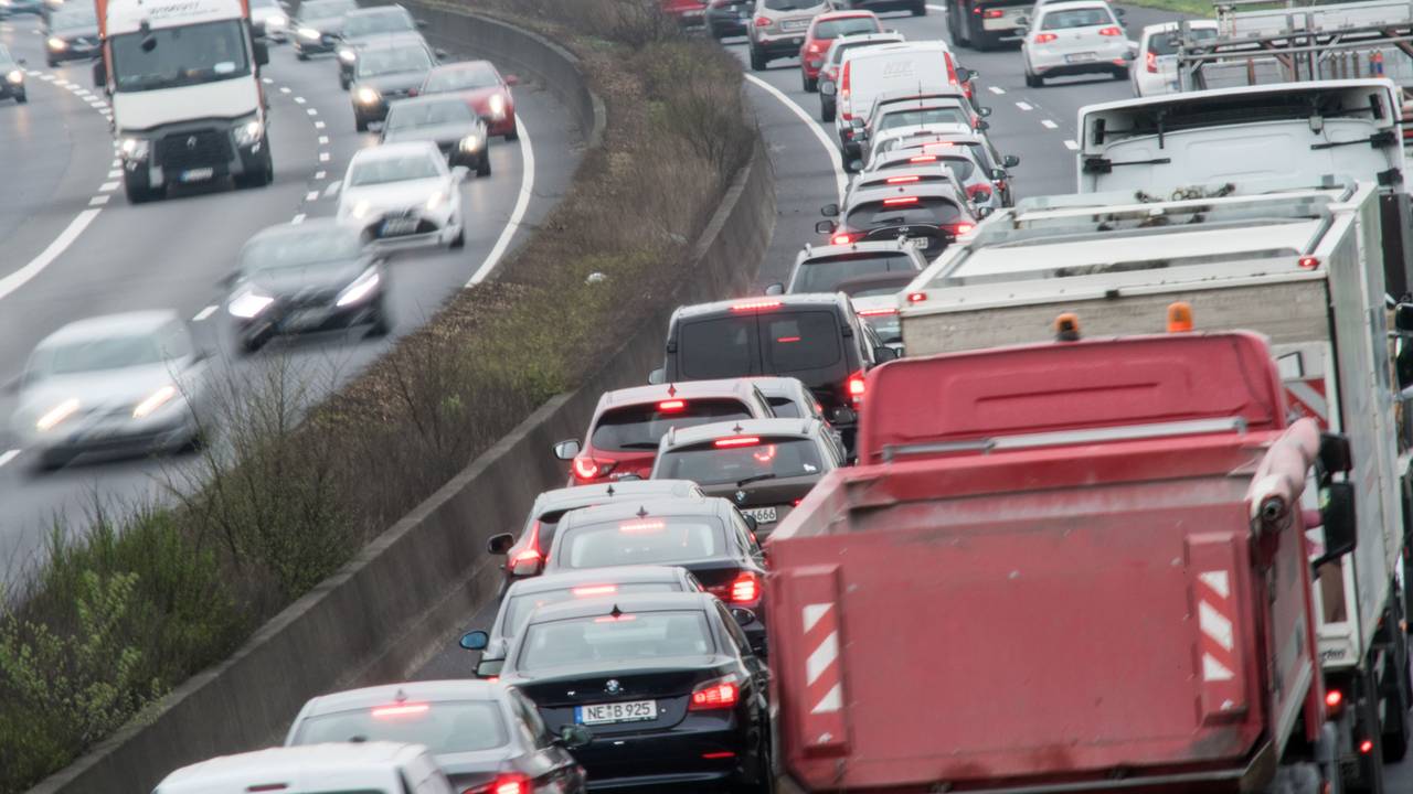 Autos stauen sich auf der Autobahn 57.