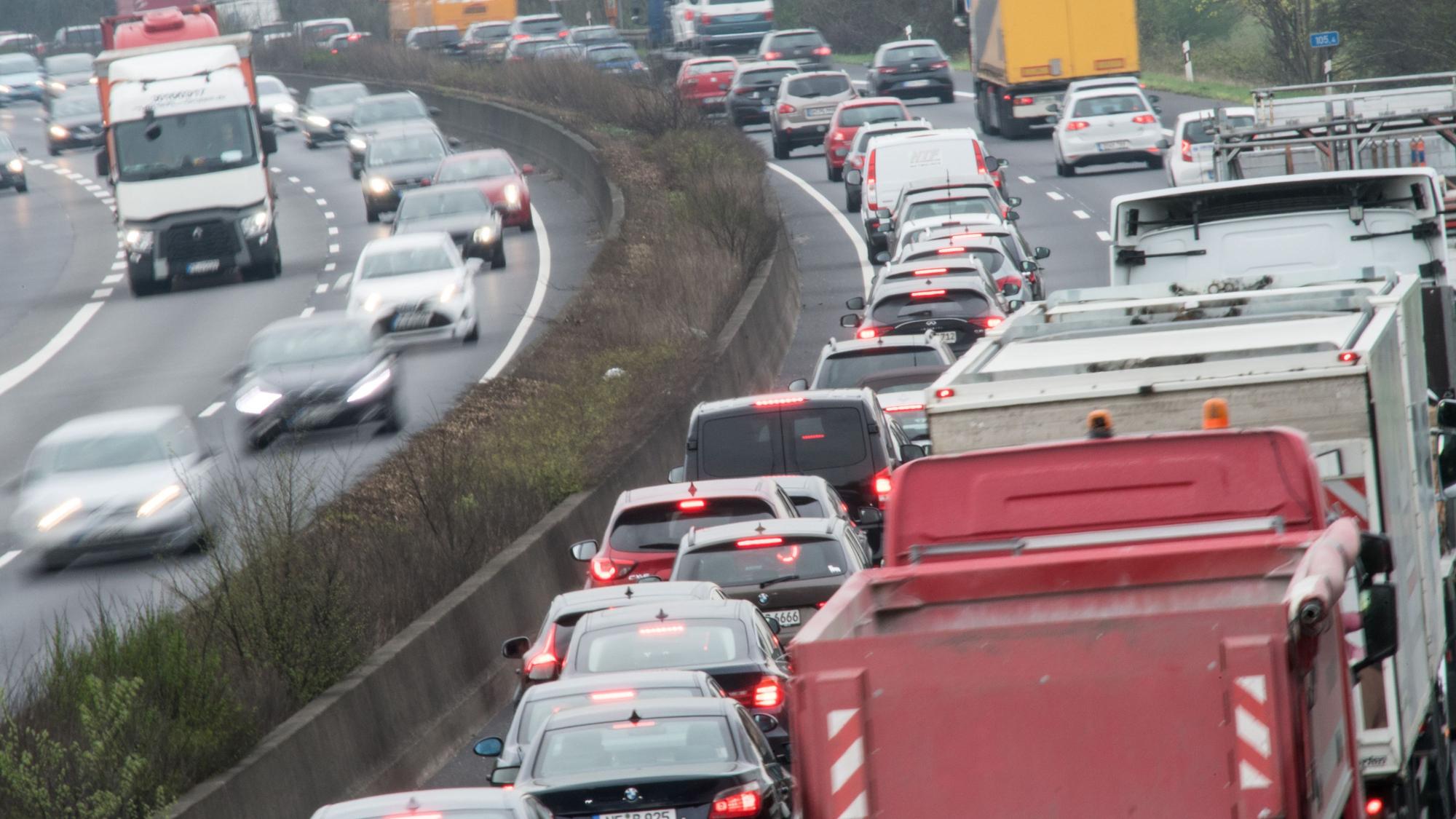 Autos stauen sich auf der Autobahn 57.