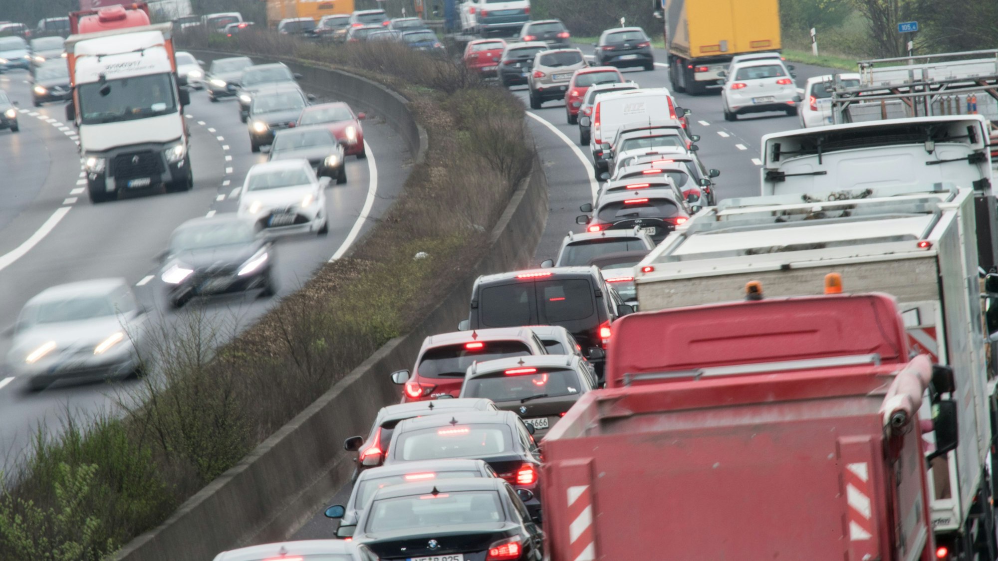 Autos stauen sich auf der Autobahn 57.